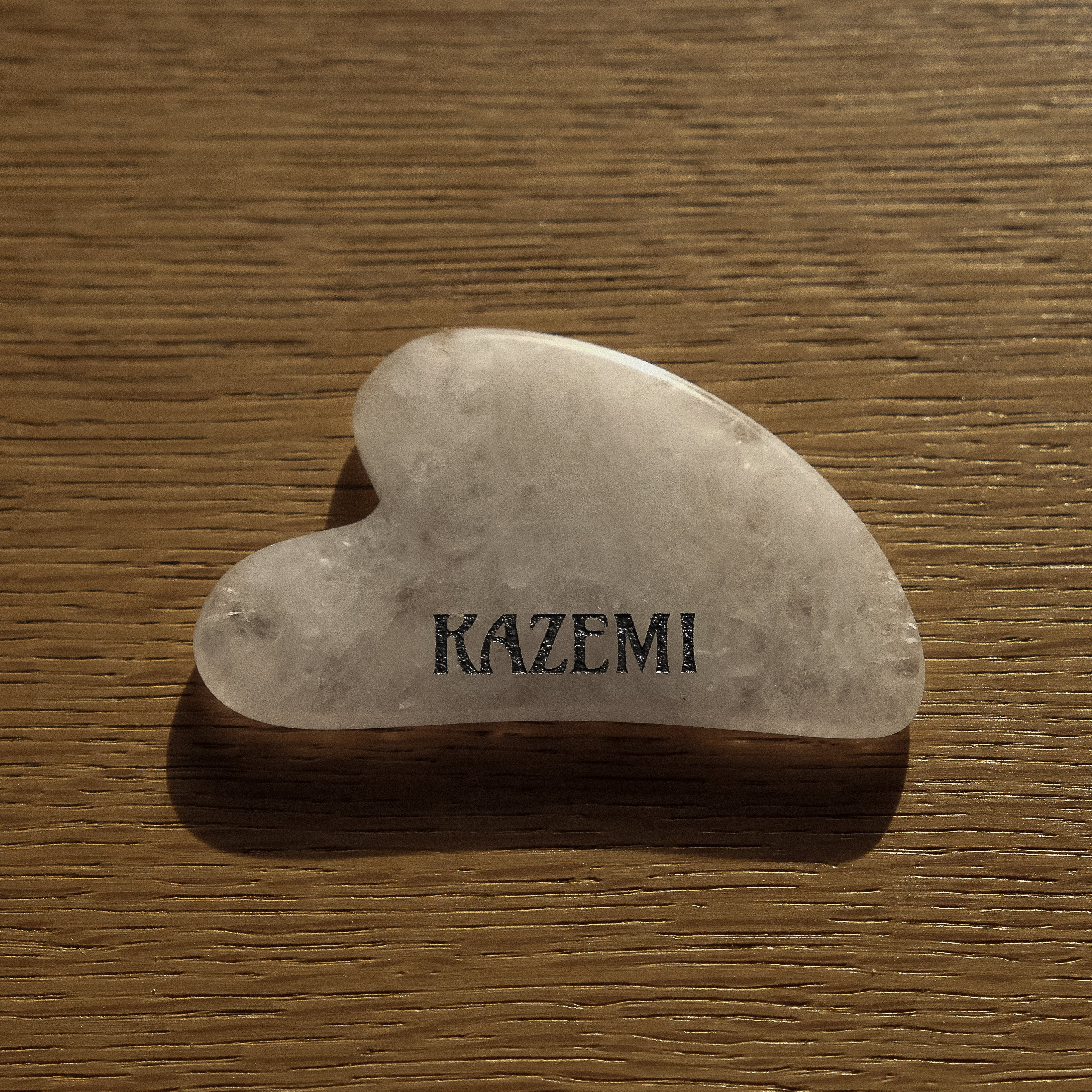 Gua Sha visage en cristal de roche : le geste beauté essentiel signé Kazemi Cosmetics