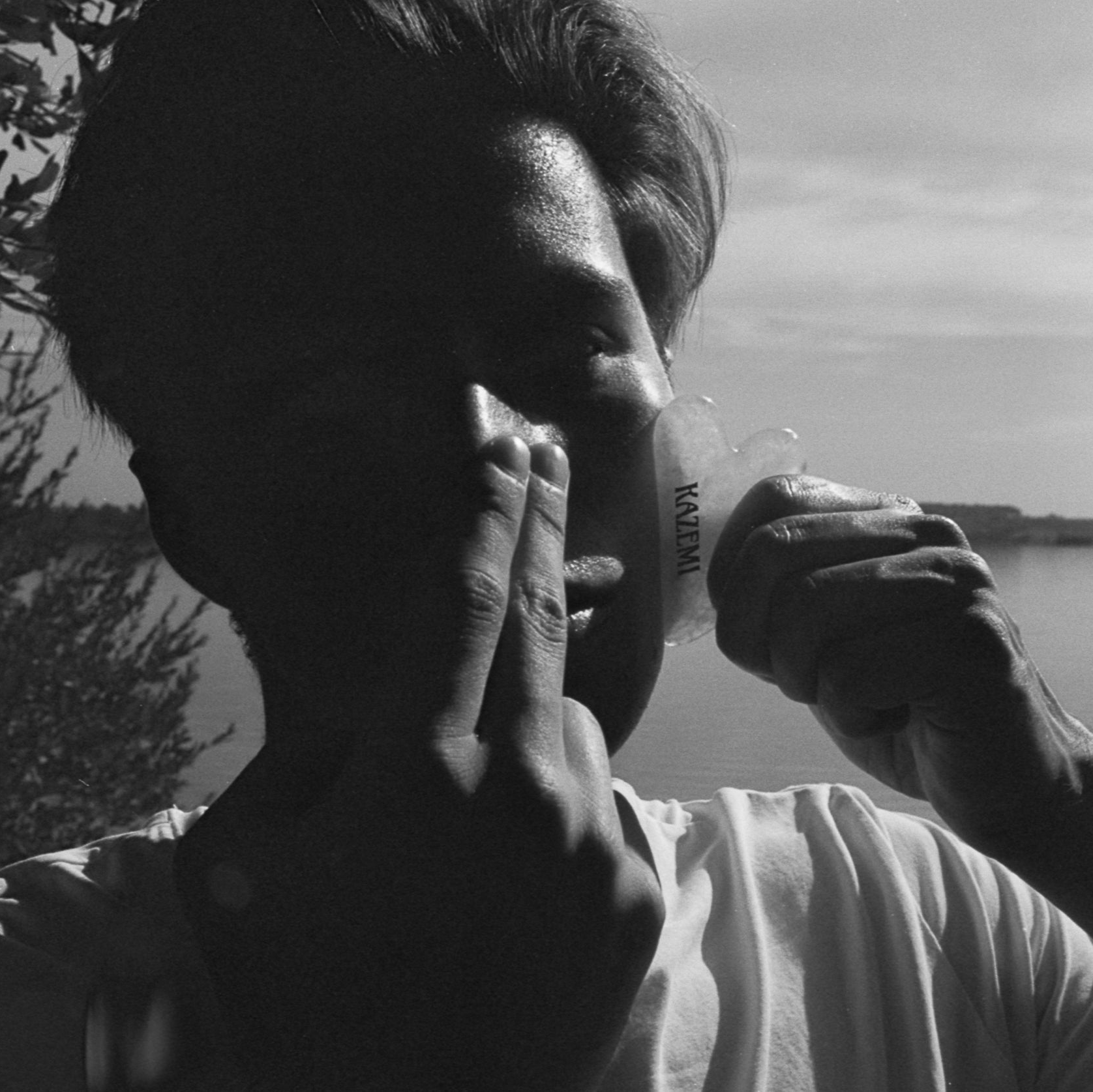 Gua Sha visage en cristal de roche – Rituel beauté Kazemi Cosmetics